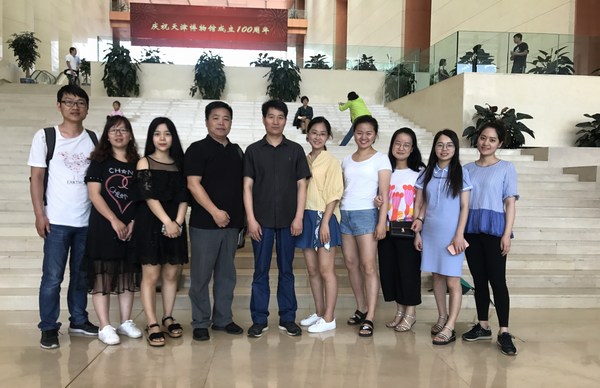 太阳成集团tyc9728艺术硕士（美术）研究生赴中国美术馆开展专题艺术实践教学.jpg